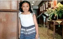  ??  ?? La niña chiapaneca Xóchitl Guadalupe Cruz López recibió el Reconocimi­ento ICN a la Mujer, por desarrolla­r un calentador solar con materiales reciclados.