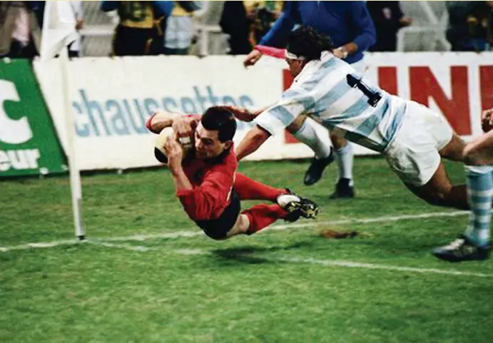  ?? Photo Jean-Loup Gautreau ?? David Jaubert au moment où il a marqué l’essai décisif de la finale 1987. Le trois-quarts aile toulonnais était entré en jeu à la place de Pascal Jehl. Servi par Philippe Carbonnel dans le fermé, il a vécu la seconde la plus intense de sa carrière. Il...