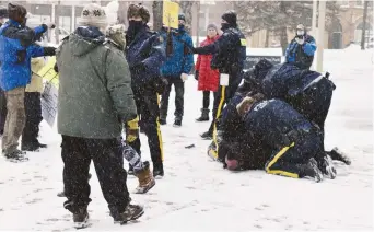  ??  ?? En janvier dernier, à Moncton, des personnes ont été arrêtées lors d’une manifestat­ion contre le confinemen­t et le port du masque. - Archives