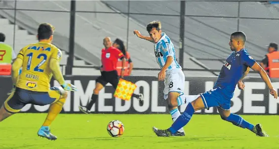  ?? MARCELO CARROLL ?? El cuarto. El derechazo cruzado de Augusto Solari supera el esfuerzo del arquero Rafael y se convertirá en el último gol del partido.