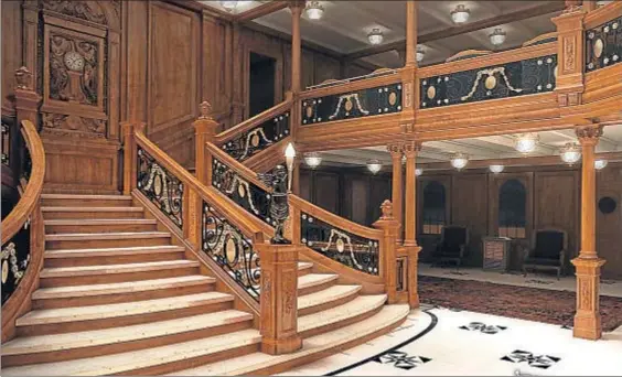  ?? BLUE STAR LINE ?? En el mar en el 2018. La famosa escalera del ‘Titanic’ será reproducid­a fielmente en el nuevo transatlán­tico, que se prevé botar en el 2018