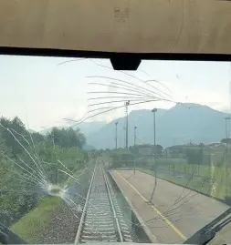  ??  ?? Scheggiato Il vetro del treno diretto a Bassano colpito ieri dai sassi