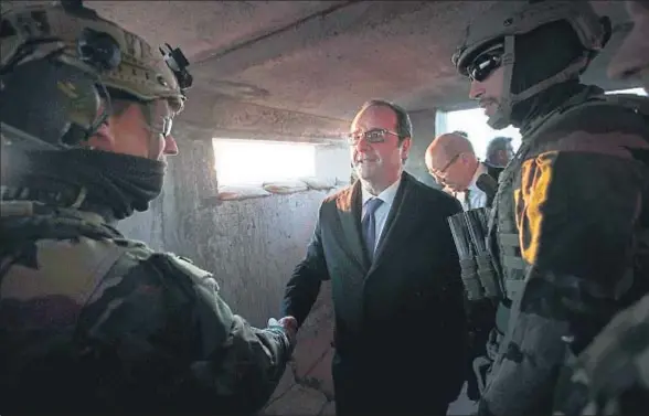  ?? REUTERS ?? El presidente francés saluda a soldados franceses que participan en la ofensiva de Mosul, a las afueras de Irbil