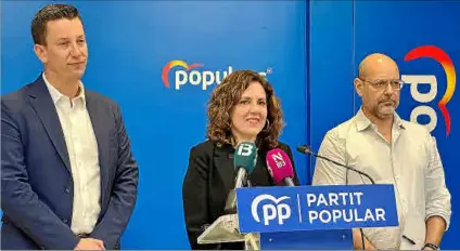  ?? ?? La secretaria general del PP, con Pedro Álvarez y el nuevo portavoz, Joan Rodríguez.