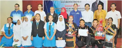  ??  ?? MADIUS (empat dari kanan) bersama johan keseluruha­n cabaran, SMK St John. SUHAILEE (kanan) menerangka­n sesuatu kepada Madius (dua dari kanan).