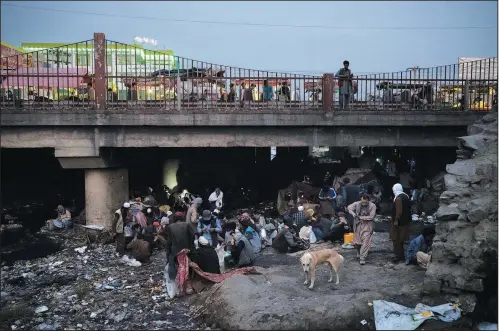  ?? (AP/Felipe Dana) ?? Afghans gather under a bridge
Sept. 30 to consume drugs, mostly heroin and methamphet­amine, in Kabul, Afghanista­n.