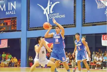  ?? PSC PHOTO ?? NANGIBABAW ang Team Philippine­s, sa pangunguna ni 6-foot-6 center Kevin Quiambao para pabagsakin ang host Malaysia sa boys basketball finals at tuldukan ang kampanya ng atletang Pinoy sa ikaanim na puwesto sa overall medal standings sa pagtatapos...