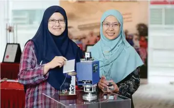  ??  ?? Dr Norhana Arsad with her PhD student, Nur Hazliza Ariffin (left), who is assisting her in the InnoQibla project.