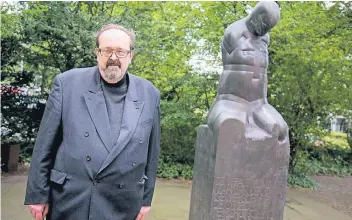  ?? RP-ARCHIVFOTO: REICHWEIN ?? Wolfgang Braun am Denkmal für die im Krieg gefallenen Gewerkscha­fter am Burgplatz. Jetzt ruft er mit einer ungewöhnli­chen Bierdeckel-Aktion zur Wahl auf.