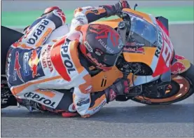  ??  ?? Marc Márquez negocia una curva con su Honda en Losail.