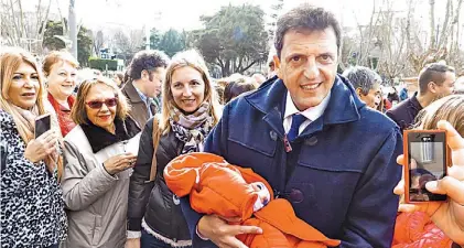  ?? FABIAN GASTIARENA ?? Peatonal. Sergio Massa duranta la caminata de campaña de ayer, en Mar del Plata.