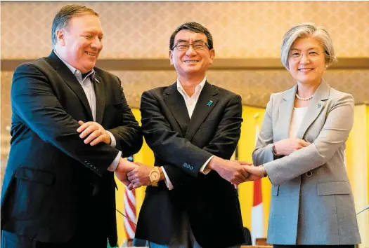  ?? PHOTO AFP ?? Le secrétaire d’État Mike Pompeo a rencontré ses homologues japonais et sud-coréen Taro Kono et Kang Kyung-wha à Tokyo.