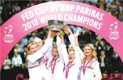  ?? Photo: AP ?? Katerina Siniakova, centre, and her teammates of the Czech Republic lift the trophy after winning the tennis Fed Cup Final