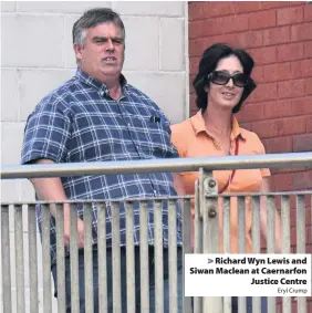  ?? Eryl Crump ?? > Richard Wyn Lewis and Siwan Maclean at Caernarfon Justice Centre