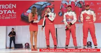 ??  ?? Pampita junto a Urcera, Chapur e Iribarne; pilotos de Citroën.