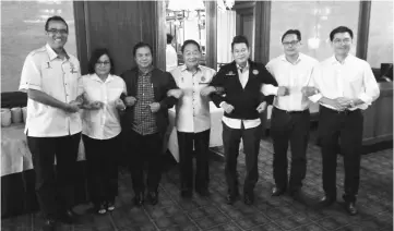  ??  ?? Wong (centre) with Dr Jerip (third left), Dr Rayong (fifth left) and others after meeting the press.