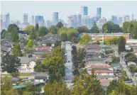  ?? JENNIFER GAUTHIER / REUTERS FILES ?? COVID-19 has caused buyers to shun highrise units in city centres in favour of single-family homes with more
space in the suburbs or outlying regions.