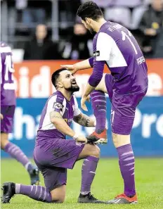  ?? BILD: IMAGO ?? Osnabrücks Marcos Alvarez (links) putzt dem Torschütze­n zum 3:1, Luca Pfeiffer, symbolisch den Schuh.