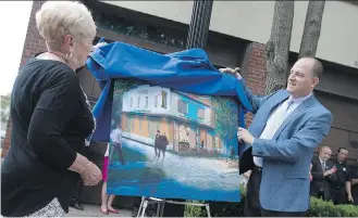  ?? DAX MELMER ?? Carol Muir, widow to the late John Muir, and Mayor Drew Dilkens unveil an artist’s illustrati­on of the new library branch to be dedicated in John Muir’s honour.