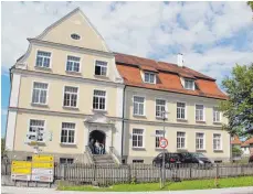  ??  ?? Die alte Schule in Wolfegg steht unter Denkmalsch­utz.