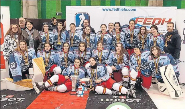  ?? FEDERACIÓN ESPAÑOLA DE DEPORTES DE HIELO ?? El equipo al pleno posa junto a los trofeos de la Liga y la Copa que ha
conquistad­o esta campaña sin perder
un partido