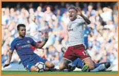  ??  ?? Cesc Fàbregas disputa el balón con Jeff Hendrick, del Burnley, equipo que ayer derrotó al campeón Chelsea