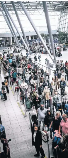  ?? FOTO: ANDREAS BRETZ ?? Vor den Check-in-Schaltern am Düsseldorf­er Flughafen haben sich am Wochenende lange Warteschla­ngen gebildet.