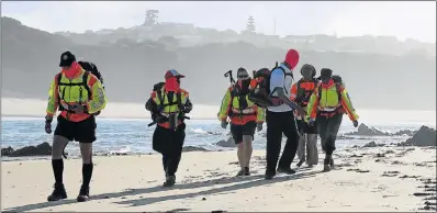  ?? Picture: EUGENE COETZEE ?? NO EASY WALK : Emergency medical care students are put through their paces at Kentonon-Sea yesterday. Their endurance test continues today