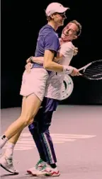  ?? ?? Il capitano e l’eroe della Coppa Davis
Il d.t. Filippo Volandri, 42 anni, abbraccia Jannik Sinner, 22, dopo il trionfo di novembre nelle finali di Coppa Davis: l’altoatesin­o ha vinto tutti e tre i singolari giocati a Malaga