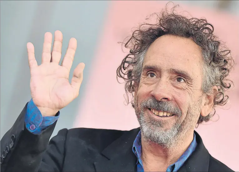  ??  ?? Tim Burton, a punto de cumplir los 60, se ha quitado las gafas oscuras y ya no va de joven rebelde; pero sus películas, como El hogar de Miss Peregrine para niños peculiares, estrenada