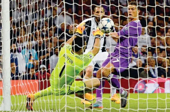  ??  ?? Brutti ricordi Cristiano Ronaldo supera Buffon per la seconda volta, alla fine il Real batterà la Juventus 4-1: era il 3 giugno scorso, a Cardiff, ultima finale di Champions. Sotto, Zidane e Allegri (Afp, Newpress)