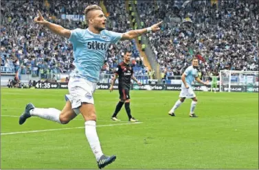  ??  ?? GOLEADOR. Immobile marcó tres de los cuatro goles del Lazio al Milán y dio una asistencia a Luis Alberto.