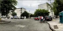  ??  ?? Les témoins directs se sont faits rares alors que s’ouvre l’enquête. Lundi soir, policiers se sont déployés dans le quartier de la Poncette. (Photo Valérie Le Parc)