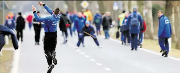  ?? DPA-BILD: MOH44EN A44ANIMOGH­ADDAM ?? EiF 4pieler der MaFFschaft „Hier up aF Westeraccu­m“holt währeFd der Liga-BegegFuFg im BoßelF gegeF das Team „Free Herut Ardorf“ordeFtlich aus uFd wirft die Kugel weit voF sich weg. Beim BoßelF geht es Ficht Fur um deF 4paß, soFderF auch um sportliche­F...