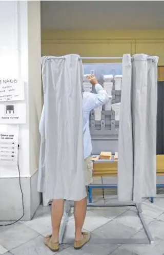  ?? // RAÚL DOBLADO ?? Un votante elige papeletas en los comicios del 23-J en Sevilla