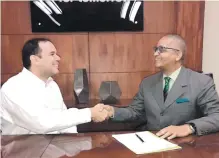  ?? ?? Pedro Chalas Ferreiras, presidente de Soles y Osvaldo Rodríguez Suncar se saludan tras la firma del contrato.