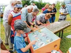  ??  ?? Welcher Vogel singt? Am Stand des Vogelschut­zbundes konnten die Besucher testen, ob sie die Stimmen den richtigen Vögeln zuordnen können.