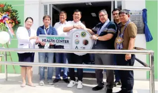  ?? PHOTO BY DENNIS ABRINA ?? SUPER HEALTH CENTER
Department of Health (DoH) Secretary Teodoro Herbosa (3rd from right), Assistant Secretary Ariel Valencia (extreme right), Imus Mayor Alex Advincula (center) and Vice Mayor Homer Saquilayan (3rd from left) lead the unveiling of the marker and turnover of the symbolic key during the inaugurati­on and blessing of the new 2-story Super Health Center in Carsadang Bago 1, Imus, Cavite, on Friday, Jan. 19, 2024.