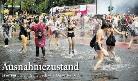  ?? CARSTENSEN ?? Nicht wassersche­u: Menschen tanzen am Samstag beim Christophe­r Street Day auf einer überflutet­en Straße.DPA-BILD: