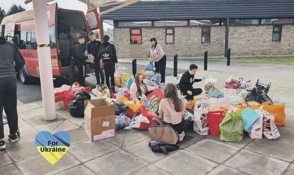  ?? ?? Pupils loading the school minibus with some of the donated items.