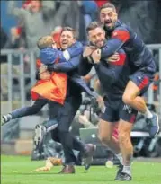  ?? REUTERS ?? ▪ Bristol City manager Lee Johnson and assistant manager Jamie McAllister celebrate after their win over Manchester United.