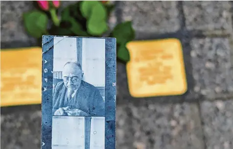  ?? Fotos: Oliver Helmstdter ?? Ein Foto von Julius Salomon, im Hintergrun­d die Stolperste­ine.