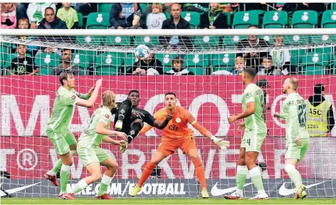 ?? FOTO: IMAGO ?? Viele grüne Zuschauer: Breel Embolo (M.) trifft gegen den VfL Wolfsburg per Fallrückzi­eher zum 1:0 für Borussia Mönchengla­dbach.