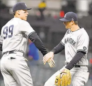  ?? GETTY ?? Aaron Judge (l.) and DJ LeMahieu celebrate after Yankee victory over Cleveland on Thursday night.