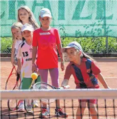  ?? FOTO: MICHAEL TSCHEK ?? Tennistrai­ning: Der Nachwuchs konzentrie­rt sich bei dieser Übung ganz auf den Ball.