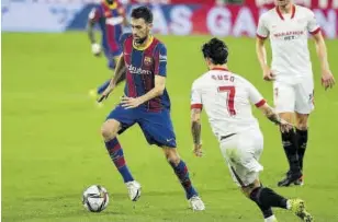  ?? // JAVI FERRÁNDIZ ?? Busquets y Suso, en uno de los duelos entre Barça y Sevilla de esta temporada que marcan el futuro de catalanes y andaluces