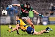  ?? ?? EYES ON THE PRIZE: David
Murray of Roscommon is tackled by Mayo’s Paul Towey