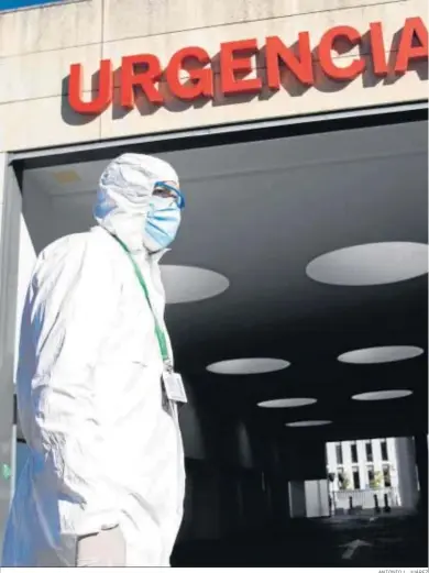  ?? ANTONIO L. JUÁREZ ?? Un profesiona­l sanitario, ayer a las puertas de urgencias del Hospital del PTS de Granada.