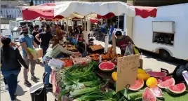  ?? (Photos R. A. et G. R.) ?? Si l’arrivée de la star est bien perçue, personne ne s’attend à la voir fréquenter le traditionn­el marché du samedi.