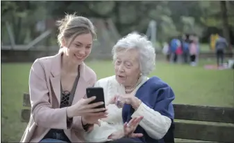  ?? FREE USAGE PHOTO ?? Social connectedn­ess can have a positive impact on the emotional well-being of seniors.